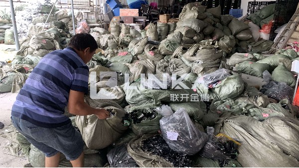 东莞萝莉社轻量版APP正负极回收案例—19年11月6日东莞萝莉社破解版APP回收现场